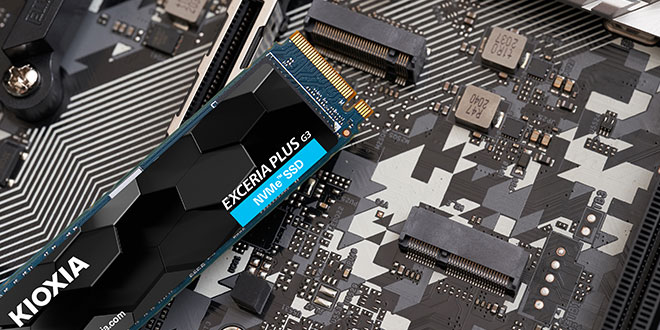 SSD EXCERIA PLUS G3 bên cạnh ổ cắm M.2