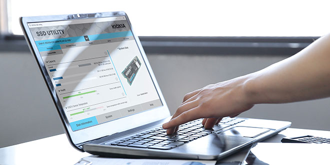 Một người đàn ông đang sử dụng máy tính để kiểm tra tình trạng ổ SSD của mình bằng phần mềm SSD Utility